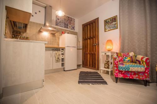 隆达布达郎奇公寓的厨房配有红色椅子和冰箱