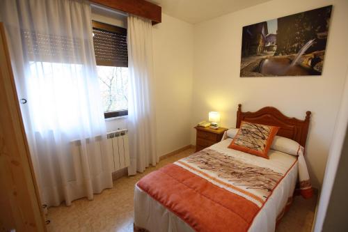 拉阿贝尔卡Hostal San Blas的一间卧室设有一张床和一个窗口