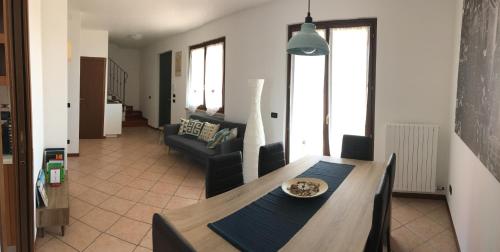 卢加尼亚诺Casa Dany的客厅配有桌子和沙发