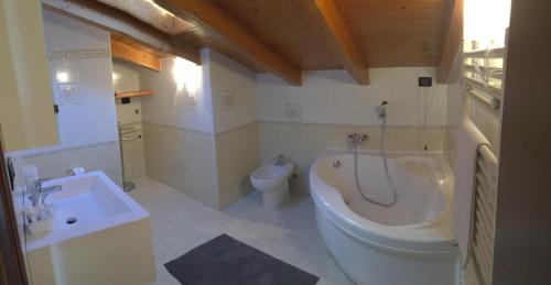 卢加尼亚诺Casa Dany的带浴缸、卫生间和盥洗盆的浴室
