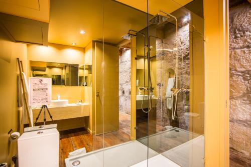 波尔图Laurear Guest House的一间带玻璃淋浴和卫生间的浴室