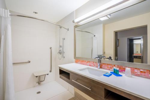 拿骚拿骚智选套房假日酒店的一间带水槽和镜子的浴室