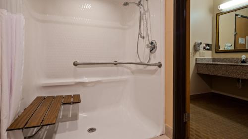 卡本代尔贝斯特韦斯特 - 萨路基旅馆的带淋浴的浴室和长凳