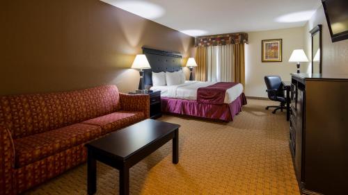 卡本代尔贝斯特韦斯特 - 萨路基旅馆的酒店客房,配有床和沙发