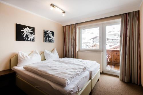 图克斯朵福帕特歌尼公寓式酒店的一间卧室设有一张床和一个窗口
