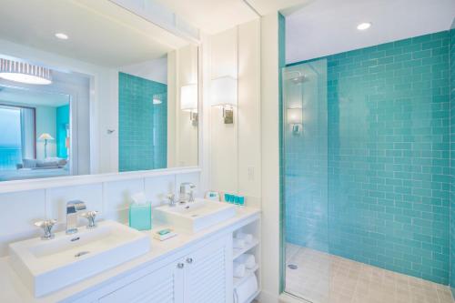 好莱坞玛格丽塔维尔好莱坞海滩度假村的一间带两个水槽和玻璃淋浴间的浴室