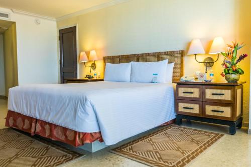 阿卡普尔科阿卡普尔科帝国皇家公主里维埃拉钻石度假村的一张大床,位于酒店带两盏灯的房间