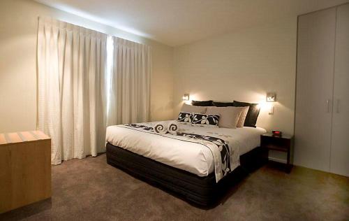 基督城焦点汽车旅馆的一间卧室设有一张大床和一个大窗户
