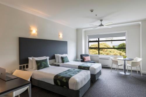 纳皮尔奎斯特纳皮尔服务公寓的酒店客房设有两张床和窗户。