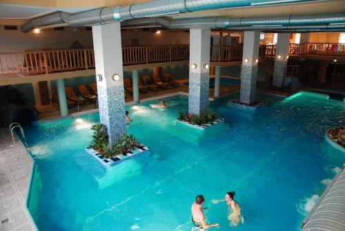 巴亚马雷塞内卡酒店的两人在酒店的游泳池里