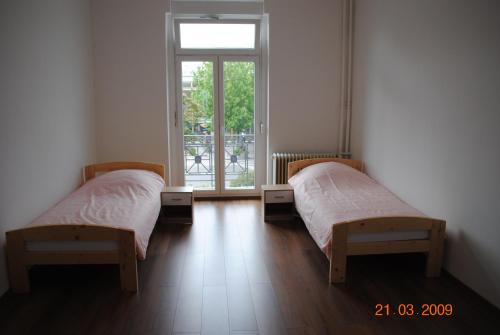 普福尔茨海姆Monteurzimmer-Apartment Scholl Pforzheim的带窗户的客房内的两张床