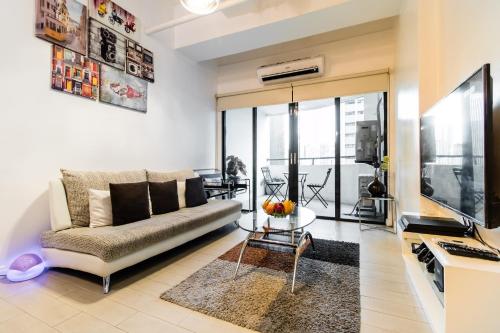 Luxury spacious 2BR in Salcedo Village的休息区