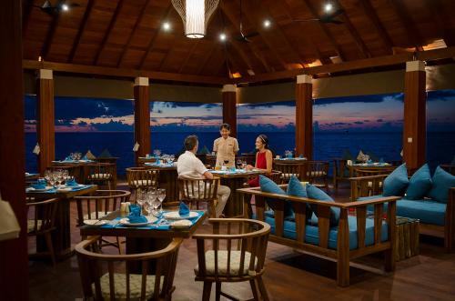 夏天岛马尔代夫度假酒店餐厅或其他用餐的地方