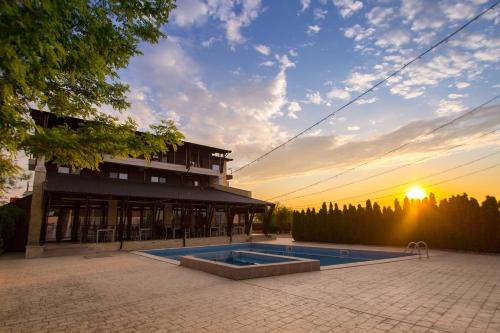 福克沙尼畔斯尼亚萨拉旅馆的日落前带游泳池的建筑