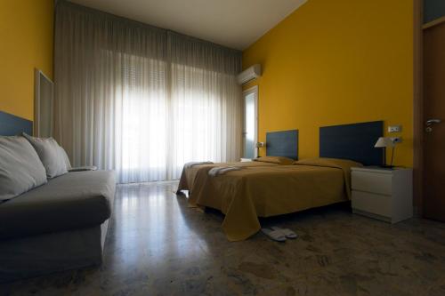 维多利亚B&B Artemisia的酒店客房,设有两张床和一张沙发