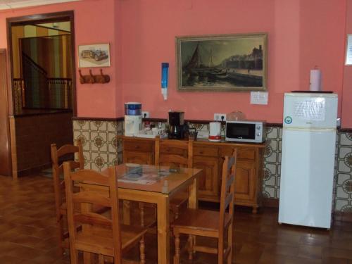 拉利内阿-德拉康塞普西翁埃斯特彭内拉酒店的一间带桌子和冰箱的用餐室