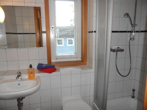 黑灵斯多夫ökologische Ferienanlage的带淋浴、盥洗盆和卫生间的浴室