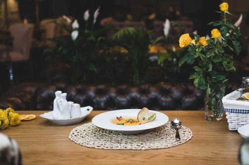 克列缅丘格克莱明酒店的一张桌子,上面放着一盘食物和勺子