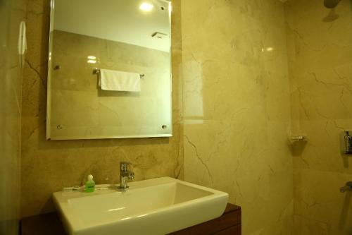 科钦Niko Hotels的一间带水槽和镜子的浴室
