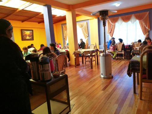 科帕卡巴纳万达广场酒店的一群坐在餐厅桌子上的人