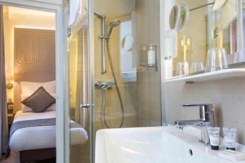 蒙马特阿利泽康泰科特酒店的一间浴室