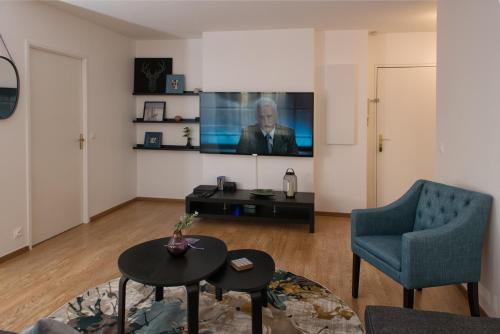谢西ILodge Primia的客厅配有电视和蓝椅