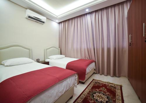 Al Jawhara Suites客房内的一张或多张床位