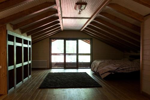 乌日霍罗德Country club的一间卧室设有一张床和一个大窗户
