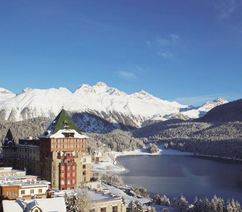 冬天的Badrutt's Palace Hotel St Moritz
