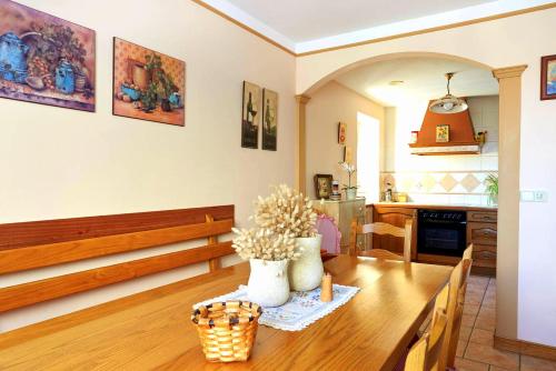 EulateLa Aldaia de Urbasa的厨房以及带木桌的用餐室。