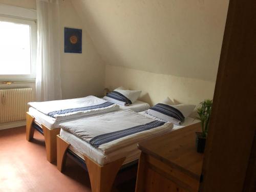 希登豪森Ferienwohnung Schmidt的带窗户的客房内设有两张单人床。