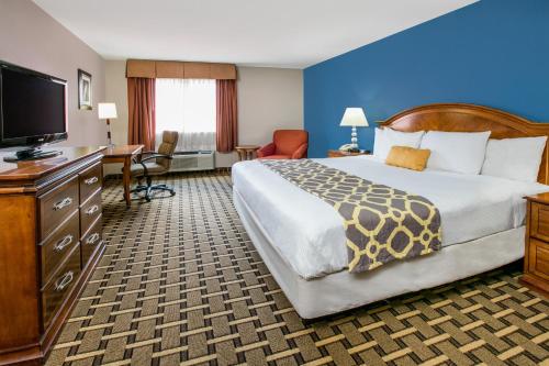劳顿劳顿贝蒙特旅馆及套房酒店的配有一张床和一台平面电视的酒店客房