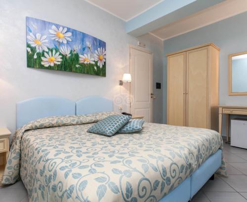 利卡斯戴勒极光别墅酒店的一间卧室配有一张壁画床