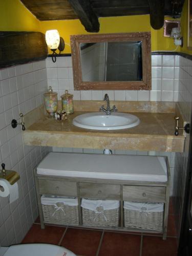 JabaloyasLas Leyendas del Jabal的一间带水槽和镜子的浴室