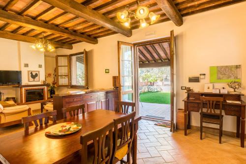 圣奎里科-多尔恰坎塔加利农家乐的一间带桌子的客厅和一间餐厅