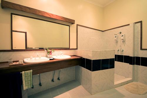 阿洛陶Tawali Leisure & Dive Resort的一间带两个盥洗盆和大镜子的浴室