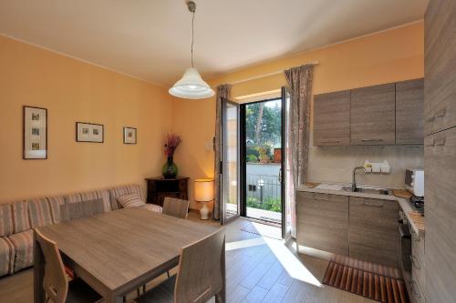 佩鲁贾Casa Malìca的厨房以及带桌子和沙发的用餐室。