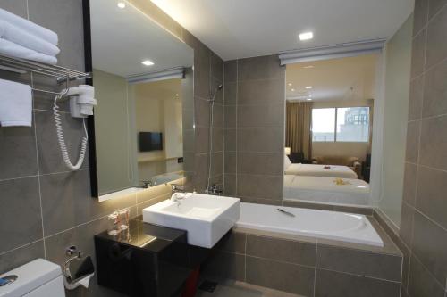 怡保怡东酒店的一间浴室