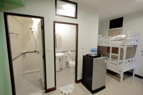 奈扬海滩BS Airport at Phuket的带淋浴、卫生间和盥洗盆的浴室