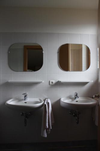 维皮泰诺Panorama Restaurant Sterzingerhaus 1.930m的浴室设有2个水槽,配有镜子和毛巾