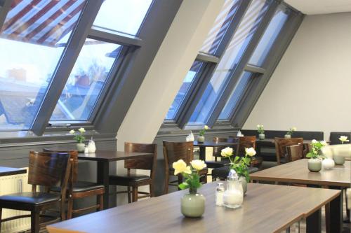 柏林柏林中心区竞技场酒店的餐厅设有桌椅和窗户。