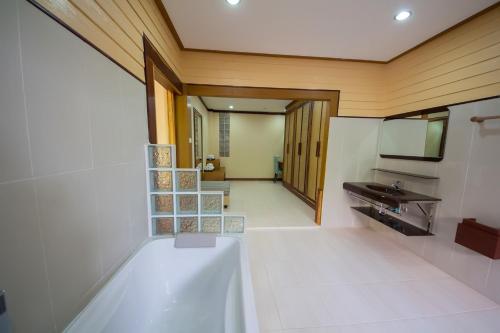彭世洛塔曼度假酒店的一间带水槽和镜子的浴室