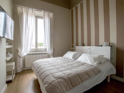 马尔米堡Casa Desy的卧室配有白色的床和窗户。