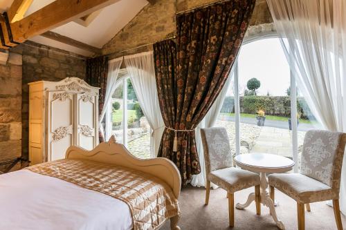阿尼克多克斯福德Spa酒店 的一间卧室设有一张床和一个大窗户