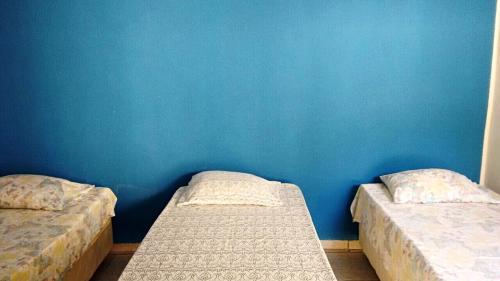 库亚巴Pousada CPA的蓝色墙壁客房的两张床