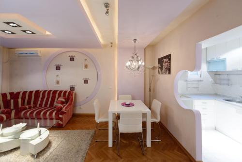 克拉列沃加尼水晶酒店的客厅配有红色的沙发和桌子