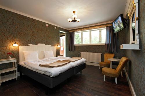 Ljugarn阿德瑞博住宿加早餐旅馆的卧室配有1张床、1张桌子和1把椅子