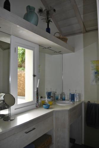 蓬塔戈尔达Almendro的一间带水槽和镜子的浴室