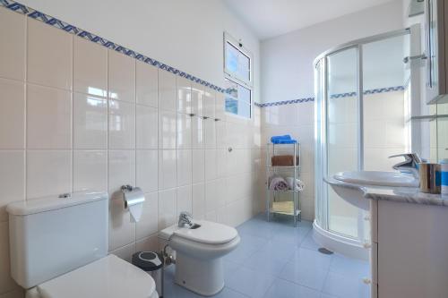 卡尼索Villa Atalaia by HR Madeira的白色的浴室设有卫生间和水槽。