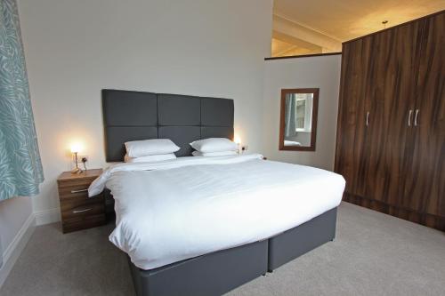 利物浦城堡系列14库克街公寓的一间卧室配有一张带白色床单的大床